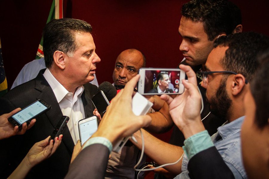Em encontro profissionais da imprensa, o governador Marconi Perillo afirmou nesta semana que encerra o ano com "a sensação do dever cumprido" e de que integrou, em seus quatro mandatos, uma "frente de convergência, competência, honestidade, paz e seriedade comandada por trabalhadores, empresários e imprensa que inseriu Goiás no contexto global e na contemporaneidade"; "O Estado de Goiás definitivamente é o Estado da paz, do diálogo entre as instituições, do respeito com o outro, da fraternidade, solidariedade, do amor, da concórdia. Nesses quase 20 anos, Goiás se transformou. Goiás não é – e não será nunca – a oligarquia do chicote. A oligarquia do chicote ficou lá atrás, são outros tempos, porque os goianos não aceitam mais a oligarquia do chicote" (Foto: José Barbacena) Em encontro profissionais da imprensa, o governador Marconi Perillo afirmou nesta semana que encerra o ano com "a sensação do dever cumprido" e de que integrou, em seus quatro mandatos, uma "frente de convergência, competência, honestidade, paz e seriedade comandada por trabalhadores, empresários e imprensa que inseriu Goiás no contexto global e na contemporaneidade"; "O Estado de Goiás definitivamente é o Estado da paz, do diálogo entre as instituições, do respeito com o outro, da fraternidade, solidariedade, do amor, da concórdia. Nesses quase 20 anos, Goiás se transformou. Goiás não é – e não será nunca – a oligarquia do chicote. A oligarquia do chicote ficou lá atrás, são outros tempos, porque os goianos não aceitam mais a oligarquia do chicote"