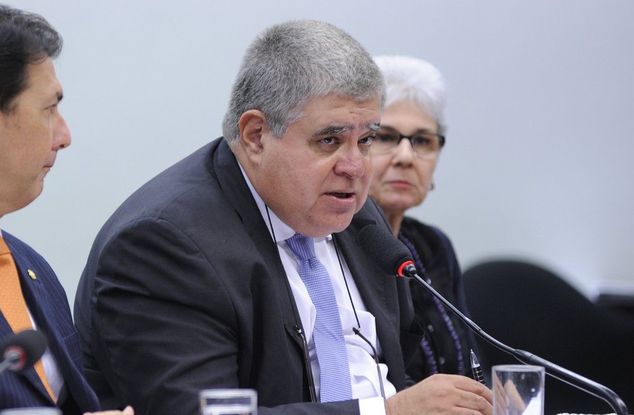 O ministro da Secretaria de Governo, Carlos Marun, afirmou nesta quarta-feira que não está sendo cogitado “de forma nenhuma” o afastamento do diretor-geral da Polícia Federal, Fernando Segovia; “Não existe de forma nenhuma essa cogitação”, disse Marun ao ser perguntado se existia a possibilidade de saída de Segovia do cargo (Foto: Leonardo Lucena) O ministro da Secretaria de Governo, Carlos Marun, afirmou nesta quarta-feira que não está sendo cogitado “de forma nenhuma” o afastamento do diretor-geral da Polícia Federal, Fernando Segovia; “Não existe de forma nenhuma essa cogitação”, disse Marun ao ser perguntado se existia a possibilidade de saída de Segovia do cargo