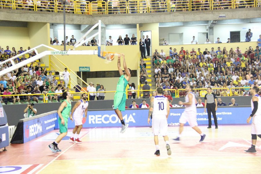 A passagem da seleção brasileira de basquete pela capital goiana foi especial e inesquecível; além de ter vencido as duas partidas, contra a Colômbia e o Chile, o Brasil atingiu no Goiânia Arena um recorde mundial de público nas classificatórias para a Copa do Mundo; na noite de domingo (25), o ginásio registrou a presença de 10.550 torcedores; segundo a Federação Internacional de Basquete (Fiba), nenhuma outra partida da competição reuniu mais pessoas (Foto: José Barbacena) A passagem da seleção brasileira de basquete pela capital goiana foi especial e inesquecível; além de ter vencido as duas partidas, contra a Colômbia e o Chile, o Brasil atingiu no Goiânia Arena um recorde mundial de público nas classificatórias para a Copa do Mundo; na noite de domingo (25), o ginásio registrou a presença de 10.550 torcedores; segundo a Federação Internacional de Basquete (Fiba), nenhuma outra partida da competição reuniu mais pessoas