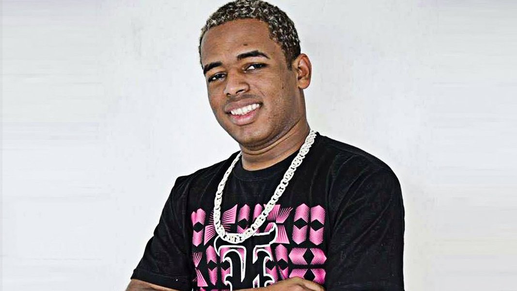 O Spotify anunciou nesta tarde que vai tirar do ar o funk 'Só Surubinha de Leve', de MC Diguinho, após denúncias de que a música faz apologia ao estupro; a música liderava a lista das 50 faixas mais virais e também figurava entre as mais tocadas do serviço no Brasil (Foto: Romulo Faro) O Spotify anunciou nesta tarde que vai tirar do ar o funk 'Só Surubinha de Leve', de MC Diguinho, após denúncias de que a música faz apologia ao estupro; a música liderava a lista das 50 faixas mais virais e também figurava entre as mais tocadas do serviço no Brasil