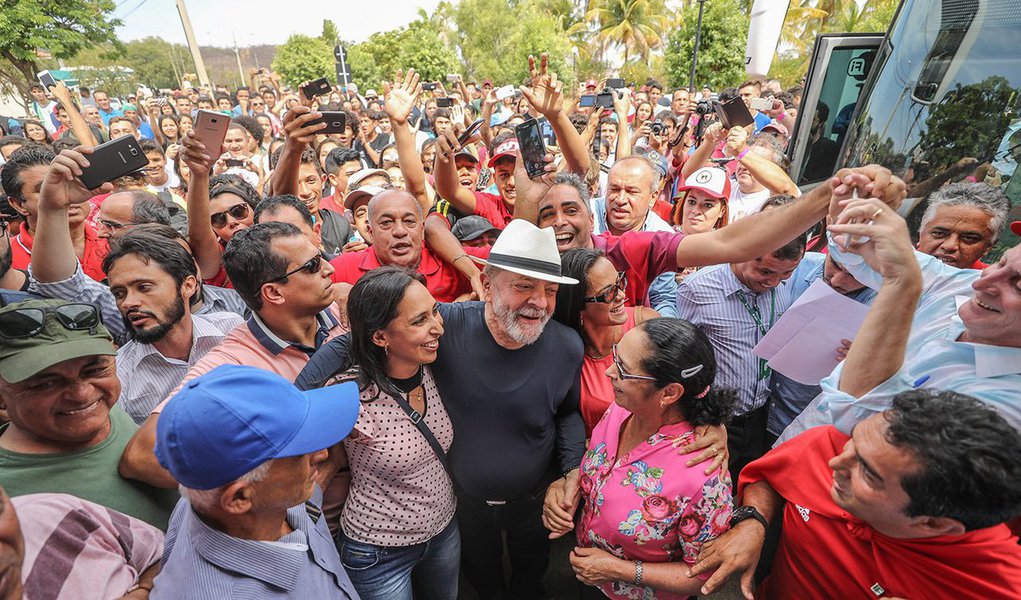Colunista do 247 Tereza Cruvinel informa que enquanto Michel Temer fragiliza os pilares democráticos com a intervenção militar no Rio, tentando viabilizar-se como candidato à reeleição, o ex-presidente Lula desafia a perseguição e os planos golpistas lançando sua pré-candidatura a presidente nesta quarta-feira, 21, em Belo Horizonte; "Este ato, no estado mais importante governado pelo PT, será o primeiro de uma série programada para as próximas semanas. Em 18 de março Lula começa uma nova caravana, agora pelos estados do Sul, que incluirão um encontro com o ex-presidente uruguaio Pepe Mujica em Porto Alegre. A ex-presidente argentina Cristina Kirchner também poderá encontrá-lo em alguma cidade da fronteira", diz Tereza (Foto: Tereza Cruvinel) Colunista do 247 Tereza Cruvinel informa que enquanto Michel Temer fragiliza os pilares democráticos com a intervenção militar no Rio, tentando viabilizar-se como candidato à reeleição, o ex-presidente Lula desafia a perseguição e os planos golpistas lançando sua pré-candidatura a presidente nesta quarta-feira, 21, em Belo Horizonte; "Este ato, no estado mais importante governado pelo PT, será o primeiro de uma série programada para as próximas semanas. Em 18 de março Lula começa uma nova caravana, agora pelos estados do Sul, que incluirão um encontro com o ex-presidente uruguaio Pepe Mujica em Porto Alegre. A ex-presidente argentina Cristina Kirchner também poderá encontrá-lo em alguma cidade da fronteira", diz Tereza