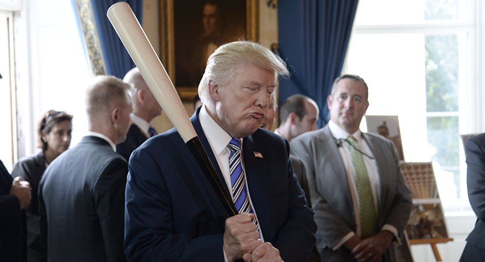 O presidente Donald Trump apresentou nesta segunda-feira (12) sua proposta de orçamento para o ano fiscal de 2019; com US$ 4,4 trilhões, o orçamento prevê cortes nos impostos e aumento no gasto militar; entre os destaques do orçamento, estão US$ 15,1 bilhões para modernizar o poder nuclear, US$ 13 bilhões para programas de aeronaves militares e US$ 1,6 bilhão para muro na fronteira com o México (Foto: Aquiles Lins) O presidente Donald Trump apresentou nesta segunda-feira (12) sua proposta de orçamento para o ano fiscal de 2019; com US$ 4,4 trilhões, o orçamento prevê cortes nos impostos e aumento no gasto militar; entre os destaques do orçamento, estão US$ 15,1 bilhões para modernizar o poder nuclear, US$ 13 bilhões para programas de aeronaves militares e US$ 1,6 bilhão para muro na fronteira com o México