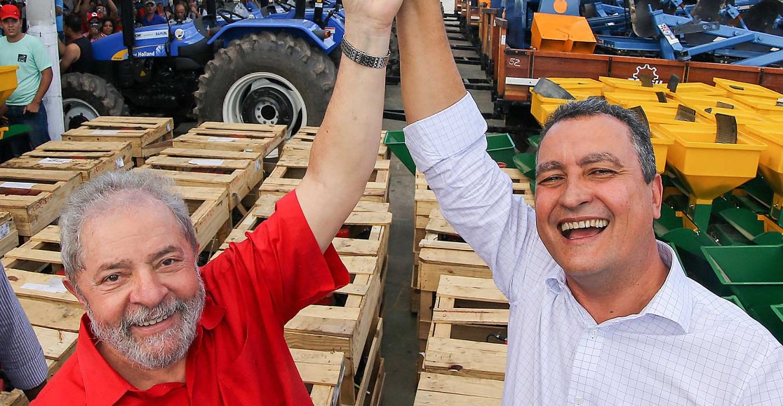 Presente à reunião da executiva nacional do PT em São Paulo, na qual foi lançada a pré-candidatura do ex-presidente Lula ontem (25), o governador Rui Costa disse que a condenação do ex-presidente foi um "golpe na democracia"; "O resultado do julgamento não causa surpresa. Lula já havia sido condenado há muito tempo, mesmo sem ser apresentada qualquer prova contra ele. A pergunta que não quer calar é: Cadê a prova contra Lula? Na verdade, Lula não perdeu. Quem perdeu foi a democracia, quem perdeu foi o Estado Brasileiro de Direito", disse Rui (Foto: Romulo Faro) Presente à reunião da executiva nacional do PT em São Paulo, na qual foi lançada a pré-candidatura do ex-presidente Lula ontem (25), o governador Rui Costa disse que a condenação do ex-presidente foi um "golpe na democracia"; "O resultado do julgamento não causa surpresa. Lula já havia sido condenado há muito tempo, mesmo sem ser apresentada qualquer prova contra ele. A pergunta que não quer calar é: Cadê a prova contra Lula? Na verdade, Lula não perdeu. Quem perdeu foi a democracia, quem perdeu foi o Estado Brasileiro de Direito", disse Rui