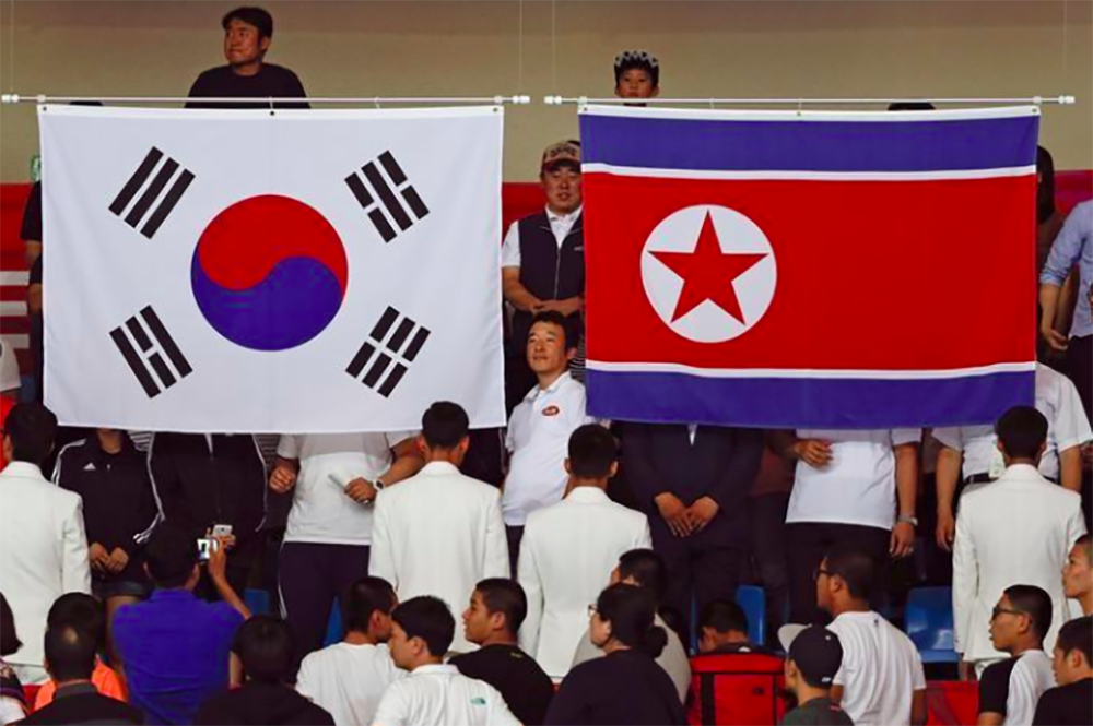 Coreia do Sul propôs conversas à Coreia do Norte nesta terça-feira, apesar do impasse resultante dos programas de armas norte-coreanos, um dia depois de o líder do regime de Pyongyang, Kim Jong Un, ter dito que está aberto a negociações, mas que seu país seguirá com a "produção em massa" de ogivas nucleares; "Esperamos poder discutir francamente interesses dos dois lados frente a frente com a Coreia do Norte, além da participação do Norte na Olimpíada de Inverno de Pyeongchang", afirmou o ministro da Unificação sul-coreano, Cho Myong-gyon (Foto: Aquiles Lins) Coreia do Sul propôs conversas à Coreia do Norte nesta terça-feira, apesar do impasse resultante dos programas de armas norte-coreanos, um dia depois de o líder do regime de Pyongyang, Kim Jong Un, ter dito que está aberto a negociações, mas que seu país seguirá com a "produção em massa" de ogivas nucleares; "Esperamos poder discutir francamente interesses dos dois lados frente a frente com a Coreia do Norte, além da participação do Norte na Olimpíada de Inverno de Pyeongchang", afirmou o ministro da Unificação sul-coreano, Cho Myong-gyon