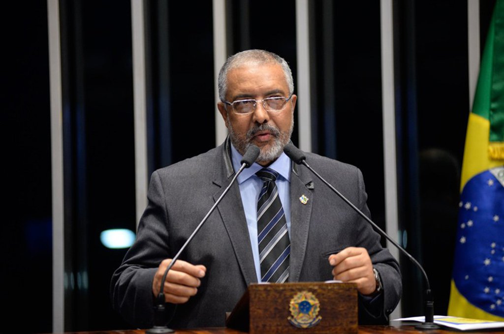 O senador Paulo Paim (PT-RS) voltou a criticar Michel Temer, rejeitado por mais de 90% dos brasileiros. De acordo com o parlamentar, o emedebista "faz chantagem para pressionar a aprovação da reforma da Previdência"; "Lamentável. No Silvio Santos, ele disse que em pouco tempo não haverá dinheiro para pagar as aposentadorias. O Brasil já está acostumado com sua retórica pífia. Como diz a música... 'pega na mentira'", escreveu Paim no Twitter (Foto: Leonardo Lucena) O senador Paulo Paim (PT-RS) voltou a criticar Michel Temer, rejeitado por mais de 90% dos brasileiros. De acordo com o parlamentar, o emedebista "faz chantagem para pressionar a aprovação da reforma da Previdência"; "Lamentável. No Silvio Santos, ele disse que em pouco tempo não haverá dinheiro para pagar as aposentadorias. O Brasil já está acostumado com sua retórica pífia. Como diz a música... 'pega na mentira'", escreveu Paim no Twitter