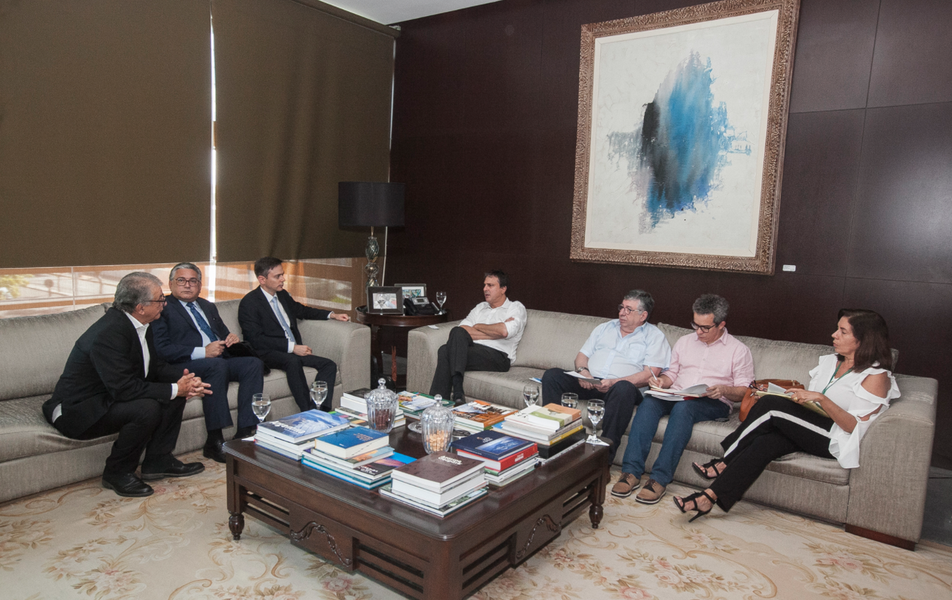Em reunião com representantes do Banco de Desenvolvimento da América Latina (CAF), nesta segunda (26), o governador Camilo Santana (PT) firmou parceria para o investimento de US$ 124 milhões nas áreas da cultura e do turismo no Estado. Entre os projetos que serão contemplados estão o Museu da Imagem e do Som, a Estação das Artes e o Centro Cultural do Cariri. “O Ceará tem sido o estado com o maior volume de investimentos públicos do Brasil. Isso significa mais escolas, UPAs, estradas, viaturas e benefícios que melhoram a vida dos cearenses. A CAF tem sido uma parceira importante e ampliaremos ainda mais essas ações conjuntas”, destacou Camilo (Foto: Rodrigo Rocha) Em reunião com representantes do Banco de Desenvolvimento da América Latina (CAF), nesta segunda (26), o governador Camilo Santana (PT) firmou parceria para o investimento de US$ 124 milhões nas áreas da cultura e do turismo no Estado. Entre os projetos que serão contemplados estão o Museu da Imagem e do Som, a Estação das Artes e o Centro Cultural do Cariri. “O Ceará tem sido o estado com o maior volume de investimentos públicos do Brasil. Isso significa mais escolas, UPAs, estradas, viaturas e benefícios que melhoram a vida dos cearenses. A CAF tem sido uma parceira importante e ampliaremos ainda mais essas ações conjuntas”, destacou Camilo