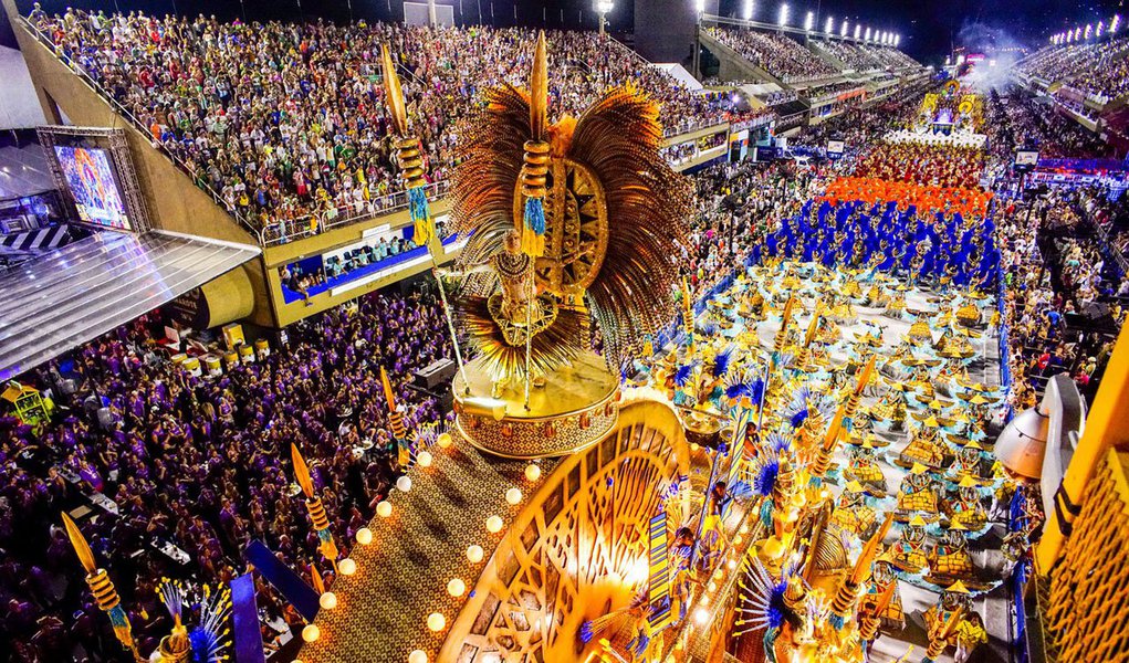 Com um enredo que começou com a crítica sobre o fim da escravidão, trazendo a questão para os dias de hoje, com a falta de trabalho e a perda de direitos em decorrência do golpe, o desfile na primeira noite da Sapucaí não poupou Temer e sua compra de deputados e um grito de 'Fora, Temer' no encerramento; ousadia ao vivo na tela da Globo (Foto: Gisele Federicce) Com um enredo que começou com a crítica sobre o fim da escravidão, trazendo a questão para os dias de hoje, com a falta de trabalho e a perda de direitos em decorrência do golpe, o desfile na primeira noite da Sapucaí não poupou Temer e sua compra de deputados e um grito de 'Fora, Temer' no encerramento; ousadia ao vivo na tela da Globo