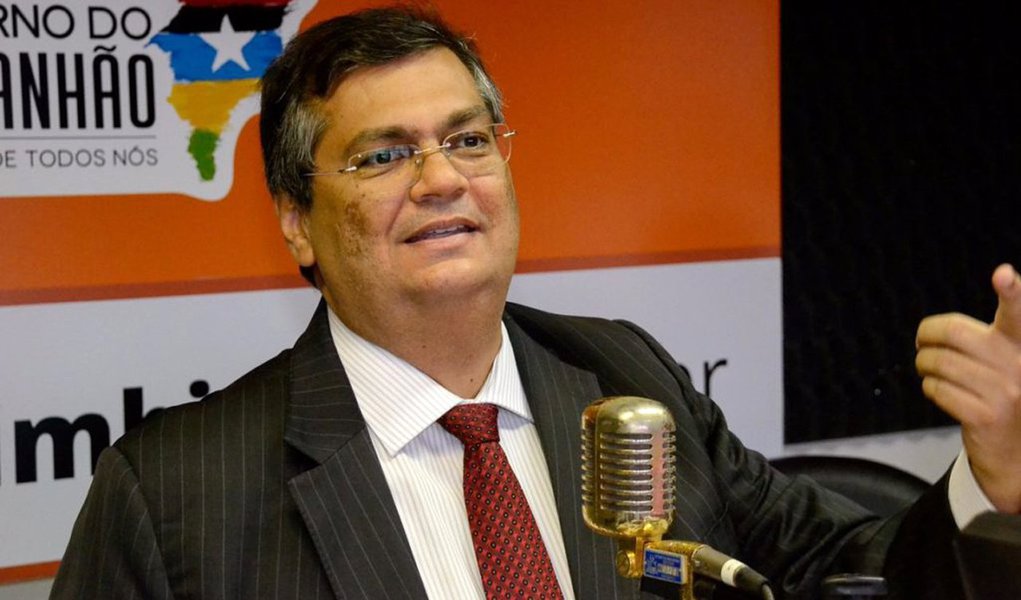 Flávio Dino (PCdoB), do Maranhão, foi um dos governadores nordestinos a assinar uma carta enviada ao presidente Michel Temer em que ameaça processar o ministro Carlos Marun (Secretaria de Governo) e os agentes públicos envolvidos em práticas como a liberação de verbas em troca de apoio à reforma da Previdência; na carta, os governadores chamaram o ato de “arbitrário”, ameaçaram recorrer ao Judiciário e afirmaram que não vão admitir tal estratégia que visa “extrair alinhamentos políticos, algo possível somente na vigência de ditaduras cruéis” (Foto: Voney Malta) Flávio Dino (PCdoB), do Maranhão, foi um dos governadores nordestinos a assinar uma carta enviada ao presidente Michel Temer em que ameaça processar o ministro Carlos Marun (Secretaria de Governo) e os agentes públicos envolvidos em práticas como a liberação de verbas em troca de apoio à reforma da Previdência; na carta, os governadores chamaram o ato de “arbitrário”, ameaçaram recorrer ao Judiciário e afirmaram que não vão admitir tal estratégia que visa “extrair alinhamentos políticos, algo possível somente na vigência de ditaduras cruéis”