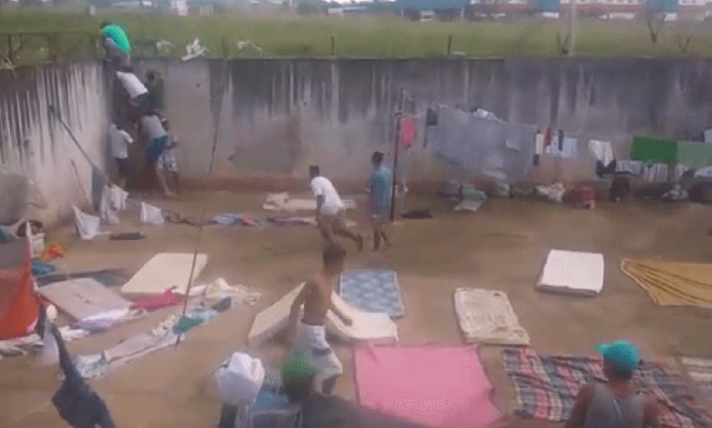 A Diretoria-Geral de Administração Penitenciária (DGAP) de Goiás determinou o afastamento da diretora da Colônia Agroindustrial do Regime Semiaberto no Complexo Prisional de Aparecida de Goiânia, Edleidy Rodrigues; o motivo do afastamento foi a divulgação de um vídeo, supostamente gravado dentro da unidade por detentos (Foto: Charles Nisz) A Diretoria-Geral de Administração Penitenciária (DGAP) de Goiás determinou o afastamento da diretora da Colônia Agroindustrial do Regime Semiaberto no Complexo Prisional de Aparecida de Goiânia, Edleidy Rodrigues; o motivo do afastamento foi a divulgação de um vídeo, supostamente gravado dentro da unidade por detentos