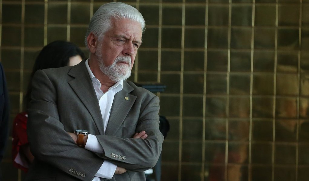 "Se os relógios de Wagner forem, todos ou a maioria, réplicas chinesas quem vai ficar como 'xing-ling' é a Delegada Luciana Matutino Caires, que usou as supostas jóias como prova do 'luxo' do ex-governador", diz o jornalista Fernando Brito, sobre a operação da Polícia Federal contra o ex-ministro Jaques Wagner; "Até este momento, o único 'crime' de Jaques Wagner é ser um político comprometido com o futuro da Bahia, do Brasil e do povo, ser do PT, ser amigo de Lula, e ser um ótimo candidato potencial a qualquer cargo que dependa do voto popular", diz ele (Foto: Aquiles Lins) "Se os relógios de Wagner forem, todos ou a maioria, réplicas chinesas quem vai ficar como 'xing-ling' é a Delegada Luciana Matutino Caires, que usou as supostas jóias como prova do 'luxo' do ex-governador", diz o jornalista Fernando Brito, sobre a operação da Polícia Federal contra o ex-ministro Jaques Wagner; "Até este momento, o único 'crime' de Jaques Wagner é ser um político comprometido com o futuro da Bahia, do Brasil e do povo, ser do PT, ser amigo de Lula, e ser um ótimo candidato potencial a qualquer cargo que dependa do voto popular", diz ele