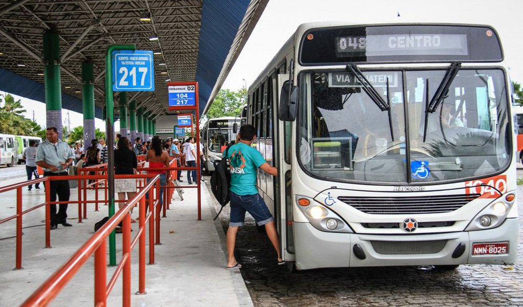 A Prefeitura de Maceió já publicou, no Diário Oficial do Município, o valor da nova tarifa única do transporte coletivo; passagem nos ônibus urbanos passa dos atuais R$ 3,50 para R$ 3,65, uma alta de 4,285%; o aumento teria levado em consideração os cálculos elaborados conforme a Tabela Paramétrica que consta no Contrato de Concessão do Serviço Público Coletivo de Passageiros (Foto: Voney Malta) A Prefeitura de Maceió já publicou, no Diário Oficial do Município, o valor da nova tarifa única do transporte coletivo; passagem nos ônibus urbanos passa dos atuais R$ 3,50 para R$ 3,65, uma alta de 4,285%; o aumento teria levado em consideração os cálculos elaborados conforme a Tabela Paramétrica que consta no Contrato de Concessão do Serviço Público Coletivo de Passageiros