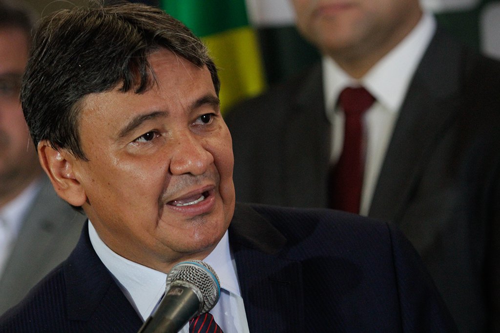 O governador do Piauí, Wellington Dias (PT), em carta ao Fórum dos Governadores, avaliou como “um caminho perigoso” a intervenção militar no RJ; "É um caminho perigoso. Inclusive para a nossa frágil democracia. "Esta medida do RJ é completamente diferente da Força Nacional apoiar uma unidade da federação"; "O crime está organizado nacionalmente, precisamos organizar a segurança do povo brasileiro. Batalha como esta não se vence com uma bala de prata”, diz Wellington Dias (Foto: Charles Nisz) O governador do Piauí, Wellington Dias (PT), em carta ao Fórum dos Governadores, avaliou como “um caminho perigoso” a intervenção militar no RJ; "É um caminho perigoso. Inclusive para a nossa frágil democracia. "Esta medida do RJ é completamente diferente da Força Nacional apoiar uma unidade da federação"; "O crime está organizado nacionalmente, precisamos organizar a segurança do povo brasileiro. Batalha como esta não se vence com uma bala de prata”, diz Wellington Dias