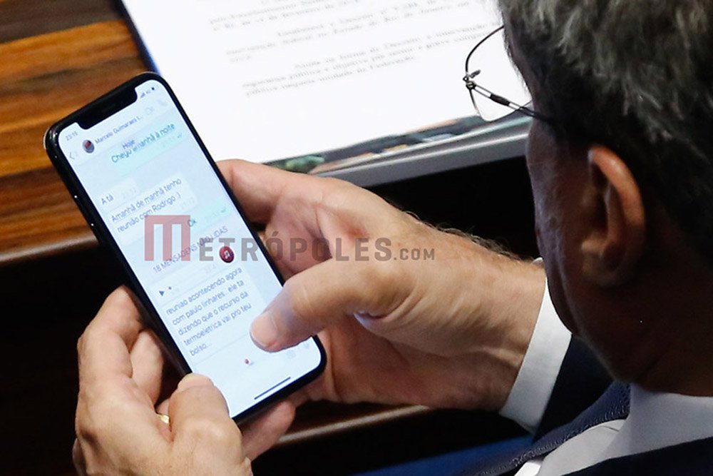Durante a votação no Senado que aprovou a intervenção federal na Segurança Pública do Rio de Janeiro, na noite dessa terça-feira (20), o senador Romero Jucá (MDB-RR) foi flagrado pelo Metrópoles em conversa sugestiva no WhatsApp; na tela do celular do parlamentar, é possível ler a mensagem enviada a ele: “Reunião acontecendo agora com Paulo Linhares. Ele tá dizendo que o recurso da termoelétrica vai pro teu bolso…”; contato do remetente é Marcelo Guimarães (Foto: Aquiles Lins) Durante a votação no Senado que aprovou a intervenção federal na Segurança Pública do Rio de Janeiro, na noite dessa terça-feira (20), o senador Romero Jucá (MDB-RR) foi flagrado pelo Metrópoles em conversa sugestiva no WhatsApp; na tela do celular do parlamentar, é possível ler a mensagem enviada a ele: “Reunião acontecendo agora com Paulo Linhares. Ele tá dizendo que o recurso da termoelétrica vai pro teu bolso…”; contato do remetente é Marcelo Guimarães