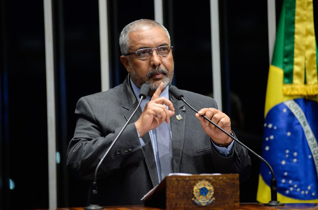 Após Michel Temer assinar o decreto para a intervenção federal na segurança pública do estado do Rio, o senador Paulo Paim (PT-RS) afirmou que o emedebista está “brincando com a democracia e a Constituição”; “Disse que a intervenção no RJ será suspensa temporariamente se houver condições de votar a reforma da Previdência. Ou a segurança pública está um caos ou não está. O governo está sendo muito irresponsável. Algo nunca visto”, escreveu o petista em sua conta no Twitter (Foto: Leonardo Lucena) Após Michel Temer assinar o decreto para a intervenção federal na segurança pública do estado do Rio, o senador Paulo Paim (PT-RS) afirmou que o emedebista está “brincando com a democracia e a Constituição”; “Disse que a intervenção no RJ será suspensa temporariamente se houver condições de votar a reforma da Previdência. Ou a segurança pública está um caos ou não está. O governo está sendo muito irresponsável. Algo nunca visto”, escreveu o petista em sua conta no Twitter