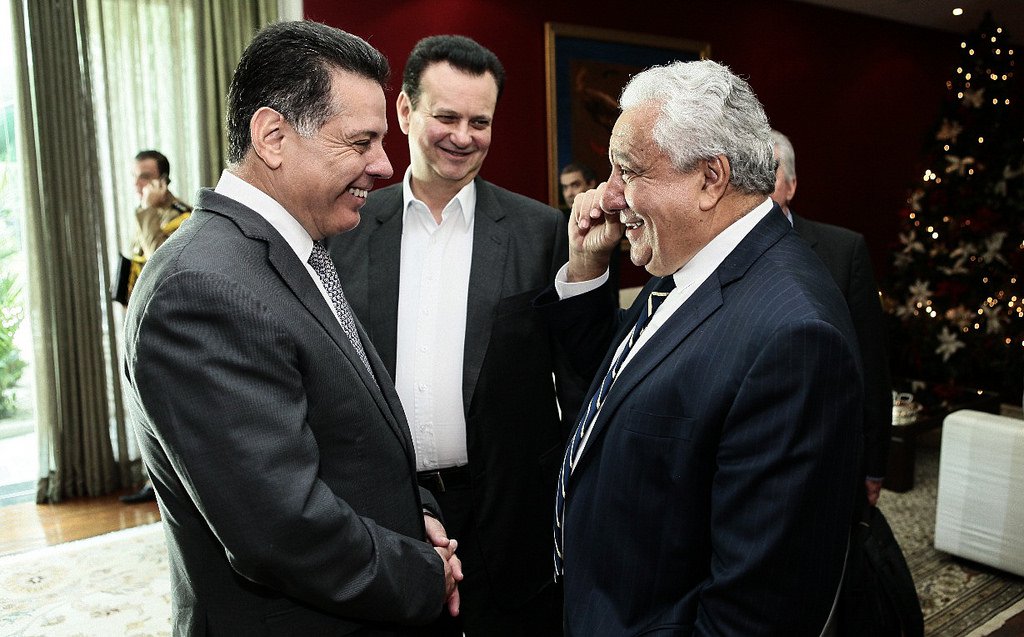 Com a experiência de quatro mandatos à frente do Palácio das Esmeraldas e a credibilidade como articulador e conciliador político, o governador Marconi Perillo (PSDB) tem dito aos aliados que o momento exige prioridade total para a administração e que, na hora certa, as conversações para a formação da chapa da base estadual serão deflagradas; "Precisamos controlar a ansiedade. Tudo acontecerá no momento certo". A base permanecerá unida em 2018", disse; nas últimas semanas, gestos de rebeldia do secretário Vilmar Rocha causaram ruídos na base, mas Vilmar já mudou de discurso e afirmou que estará ao lado de Marconi em 2018 (Foto: José Barbacena) Com a experiência de quatro mandatos à frente do Palácio das Esmeraldas e a credibilidade como articulador e conciliador político, o governador Marconi Perillo (PSDB) tem dito aos aliados que o momento exige prioridade total para a administração e que, na hora certa, as conversações para a formação da chapa da base estadual serão deflagradas; "Precisamos controlar a ansiedade. Tudo acontecerá no momento certo". A base permanecerá unida em 2018", disse; nas últimas semanas, gestos de rebeldia do secretário Vilmar Rocha causaram ruídos na base, mas Vilmar já mudou de discurso e afirmou que estará ao lado de Marconi em 2018