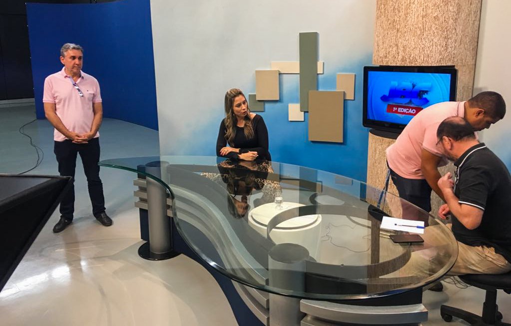 O feriado da segunda-feira de Carnaval foi de trabalho para o presidente da Agência Brasil Central (ABC), João Bosco Bittencourt, que acompanhou direto do estúdio o JBC 1ª Edição. João Bosco assumiu o comando da ABC há oito dias e está mergulhado na rotina de produção da ABC; "Estamos acompanhando tudo de muito perto para conhecer a potencialidade dos profissionais, saber as demandas dos servidores, perceber deficiências em equipamentos. O entusiasmo é muito grande para dar continuidade a esta nova fase da TBC e RBC, com programação mais interativa e sintonizada com as demandas da sociedade", disse João Bosco (Foto: José Barbacena) O feriado da segunda-feira de Carnaval foi de trabalho para o presidente da Agência Brasil Central (ABC), João Bosco Bittencourt, que acompanhou direto do estúdio o JBC 1ª Edição. João Bosco assumiu o comando da ABC há oito dias e está mergulhado na rotina de produção da ABC; "Estamos acompanhando tudo de muito perto para conhecer a potencialidade dos profissionais, saber as demandas dos servidores, perceber deficiências em equipamentos. O entusiasmo é muito grande para dar continuidade a esta nova fase da TBC e RBC, com programação mais interativa e sintonizada com as demandas da sociedade", disse João Bosco