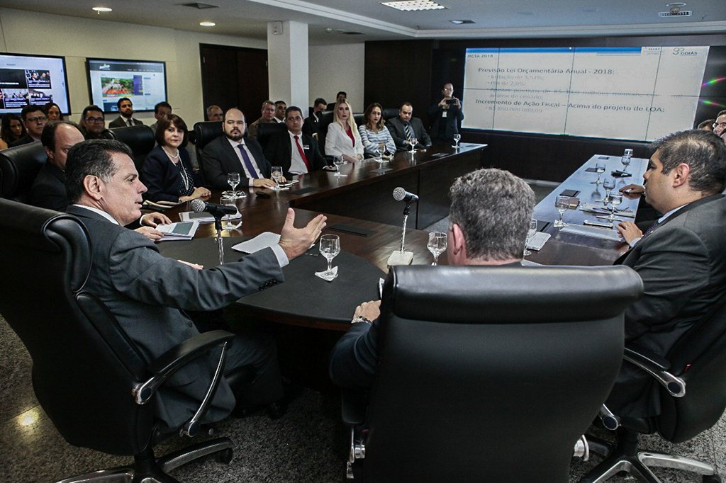 O governo Marconi Perillo afirmou que as medidas de ajuste garantiram crescimento real das receitas tributárias em 2017, acima das expectativas, apesar de o ano ainda ter sido marcado pelos efeitos da crise econômica; a receita do governo aumentou 3%, apontou levantamento apresentado pelas equipes dos secretários de Estado da Fazenda, João Furtado, e de Gestão e Planejamento, Joaquim Mesquita para o governador; a Sefaz prevê que a arrecadação, acompanhada do crescimento da economia brasileira, venha a crescer ainda mais; a estimativa é um crescimento em torno de R$ 850 milhões acima da inflação e do PIB (Foto: Leonardo Lucena) O governo Marconi Perillo afirmou que as medidas de ajuste garantiram crescimento real das receitas tributárias em 2017, acima das expectativas, apesar de o ano ainda ter sido marcado pelos efeitos da crise econômica; a receita do governo aumentou 3%, apontou levantamento apresentado pelas equipes dos secretários de Estado da Fazenda, João Furtado, e de Gestão e Planejamento, Joaquim Mesquita para o governador; a Sefaz prevê que a arrecadação, acompanhada do crescimento da economia brasileira, venha a crescer ainda mais; a estimativa é um crescimento em torno de R$ 850 milhões acima da inflação e do PIB