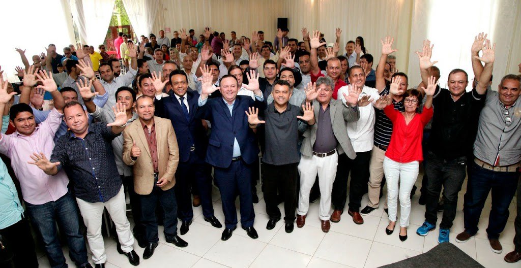 Cerca de 27 dos atuais 30 prefeitos do PSDB no Maranhão ratificaram a posição de deixar a legenda e se filiar ao PRB, partido do vice-governador Carlos Brandão; se a mudança se confirmar, será um grande passo para fortalecer as chances de reeleição do governador Flávio Dino (PCdoB) (Foto: Charles Nisz) Cerca de 27 dos atuais 30 prefeitos do PSDB no Maranhão ratificaram a posição de deixar a legenda e se filiar ao PRB, partido do vice-governador Carlos Brandão; se a mudança se confirmar, será um grande passo para fortalecer as chances de reeleição do governador Flávio Dino (PCdoB)