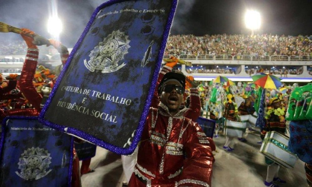 Quinta colocada no desfile das escolas de samba do Rio, a Estação Primeira de Mangueira divulgou uma nota parabenizando a Paraíso do Tuiuti "pelo brilhante desfile, pelo vice-campeonato"; "Viva o povo negro, pobre, favelado, marginalizado, do nosso Brasil. Queremos democracia, direitos iguais, paz, saúde e educação. “Será que já raiou a liberdade, ou se foi tudo ilusão?”, diz o texto
(Foto: Leonardo Lucena) Quinta colocada no desfile das escolas de samba do Rio, a Estação Primeira de Mangueira divulgou uma nota parabenizando a Paraíso do Tuiuti "pelo brilhante desfile, pelo vice-campeonato"; "Viva o povo negro, pobre, favelado, marginalizado, do nosso Brasil. Queremos democracia, direitos iguais, paz, saúde e educação. “Será que já raiou a liberdade, ou se foi tudo ilusão?”, diz o texto