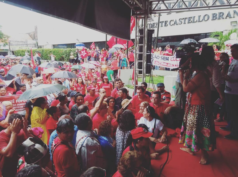 No entorno da sede da Justiça Federal em Fortaleza, milhares de pessoas participam de manifestação em defesa da democracia e do direito do ex-presidente Lula ser candidato. O presidente do PT Ceará, Francisco de Assis Diniz, disse que nesta quarta-feira (24), dia em que ocorre o julgamento do ex-presidente, quem está sendo condenado “são os homens e mulheres lutadores deste País” e que “está em curso a terceira e mais cruel etapa do golpe brasileiro”. O ato segue até as 15h30, quando os manifestantes sairão em caminhada pelo Centro da Cidade (Foto: Rodrigo Rocha) No entorno da sede da Justiça Federal em Fortaleza, milhares de pessoas participam de manifestação em defesa da democracia e do direito do ex-presidente Lula ser candidato. O presidente do PT Ceará, Francisco de Assis Diniz, disse que nesta quarta-feira (24), dia em que ocorre o julgamento do ex-presidente, quem está sendo condenado “são os homens e mulheres lutadores deste País” e que “está em curso a terceira e mais cruel etapa do golpe brasileiro”. O ato segue até as 15h30, quando os manifestantes sairão em caminhada pelo Centro da Cidade