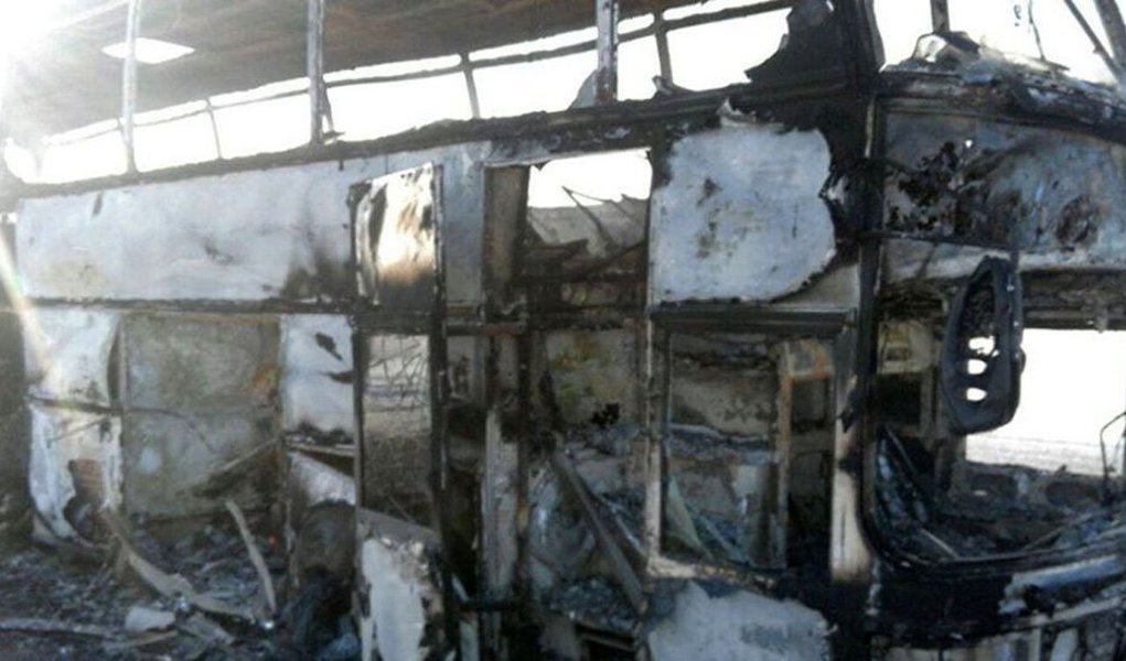 Nesta quinta-feira (18), no território do Cazaquistão, um ônibus pegou fogo matando 52 passageiros, comunica o Comitê de Situações de Emergência do país; somente cinco pessoas conseguiram sobreviver à tragédia; motivo do desastre permanece desconhecido (Foto: Paulo Emílio) Nesta quinta-feira (18), no território do Cazaquistão, um ônibus pegou fogo matando 52 passageiros, comunica o Comitê de Situações de Emergência do país; somente cinco pessoas conseguiram sobreviver à tragédia; motivo do desastre permanece desconhecido