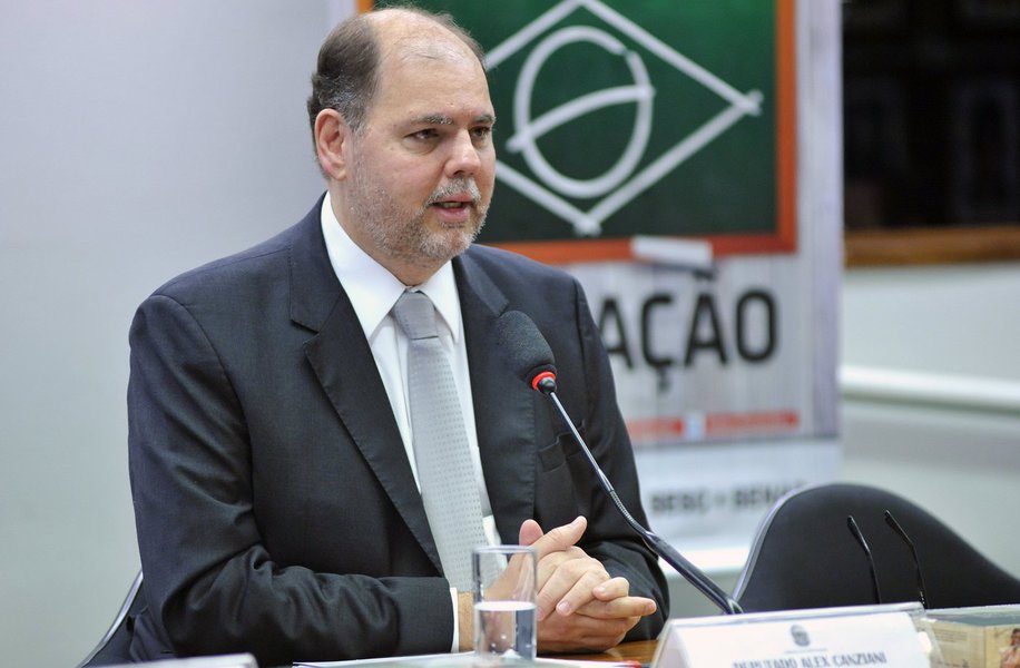 O deputado Alex Canziani (PTB-PR) poderá ser o novo ministro do Trabalho, se depender da bancada do PTB na Câmara; o presidente nacional do partido Roberto Jefferson, pai da deputada Cristiane Brasil (PTB-RJ), ainda tenta emplacar a filha no cargo; a posse dela foi barrada quatro vezes pelo judiciário (Foto: Leonardo Lucena) O deputado Alex Canziani (PTB-PR) poderá ser o novo ministro do Trabalho, se depender da bancada do PTB na Câmara; o presidente nacional do partido Roberto Jefferson, pai da deputada Cristiane Brasil (PTB-RJ), ainda tenta emplacar a filha no cargo; a posse dela foi barrada quatro vezes pelo judiciário