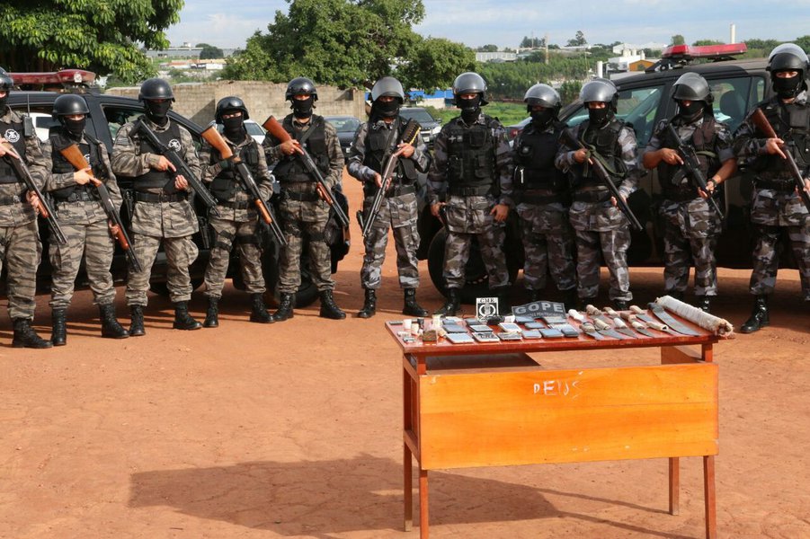 A Diretoria-Geral de Administração Penitenciária (DGAP), conforme determinação da presidente do Supremo Tribunal Federal, ministra Carmén Lúcia, realizou nesta sexta-feira (12) vistoria na Colônia Agroindustrial do Regime Semiaberto, no Complexo Prisional de Aparecida de Goiânia; foram encontrados: 16 celulares, cinco baterias, uma fonte de PC, uma porção média e outra pequena, dois pendrives, oito chips de celular, cinco pedaços de ceguetas, duas facas, 11 chuchos, uma navalha, três cachimbos, um facão, nove barras de ferro e um alicate (Foto: José Barbacena) A Diretoria-Geral de Administração Penitenciária (DGAP), conforme determinação da presidente do Supremo Tribunal Federal, ministra Carmén Lúcia, realizou nesta sexta-feira (12) vistoria na Colônia Agroindustrial do Regime Semiaberto, no Complexo Prisional de Aparecida de Goiânia; foram encontrados: 16 celulares, cinco baterias, uma fonte de PC, uma porção média e outra pequena, dois pendrives, oito chips de celular, cinco pedaços de ceguetas, duas facas, 11 chuchos, uma navalha, três cachimbos, um facão, nove barras de ferro e um alicate
