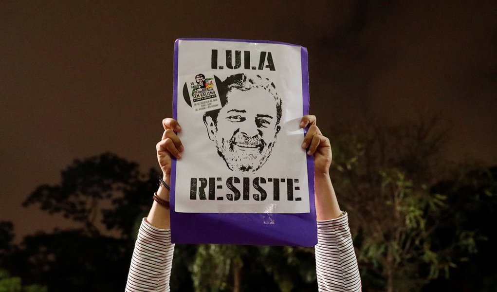 "Não é segredo que a aceleração do julgamento do ex-presidente Lula na segunda instância do judiciário é carta marcada. Não é sinal de celeridade judicial e, menos ainda, de normalidade jurídica ou de julgamento justo. É fraude bruta, é mero jogo de aparências do regime de exceção para assegurar a continuidade do golpe e da agenda de retrocessos", diz o colunista Jeferson Miola; "Esta aberrante condenação não será suficiente, entretanto, para cassar a candidatura do Lula. Será um longo trajeto de discussão e disputa jurídica até a eleição de outubro. Será nas ruas, com o povo em resistência democrática, que Lula verá restaurado seu direito civil e político", prevê Miola (Foto: Jeferson Miola) "Não é segredo que a aceleração do julgamento do ex-presidente Lula na segunda instância do judiciário é carta marcada. Não é sinal de celeridade judicial e, menos ainda, de normalidade jurídica ou de julgamento justo. É fraude bruta, é mero jogo de aparências do regime de exceção para assegurar a continuidade do golpe e da agenda de retrocessos", diz o colunista Jeferson Miola; "Esta aberrante condenação não será suficiente, entretanto, para cassar a candidatura do Lula. Será um longo trajeto de discussão e disputa jurídica até a eleição de outubro. Será nas ruas, com o povo em resistência democrática, que Lula verá restaurado seu direito civil e político", prevê Miola