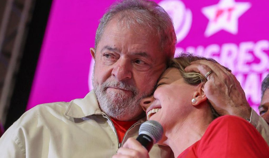 A presidente do PT afirmou que os pilares da proposta de Lula serão geração de empregos e renda, e um impulso na disponibilidade de crédito e no aumento do consumo interno; “Vamos deixar claro: Não é uma carta dirigida ao mercado, como em 2002. É dirigida ao país, ao povo. Vamos falar de como faremos para que o Brasil se desenvolva e retome seu crescimento”, reiterou Gleisi Hoffmann; “O mercado já sabe que Lula tem responsabilidade política, fiscal e social” (Foto: Leonardo Lucena) A presidente do PT afirmou que os pilares da proposta de Lula serão geração de empregos e renda, e um impulso na disponibilidade de crédito e no aumento do consumo interno; “Vamos deixar claro: Não é uma carta dirigida ao mercado, como em 2002. É dirigida ao país, ao povo. Vamos falar de como faremos para que o Brasil se desenvolva e retome seu crescimento”, reiterou Gleisi Hoffmann; “O mercado já sabe que Lula tem responsabilidade política, fiscal e social”