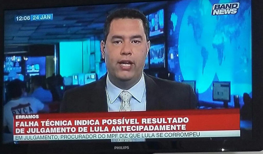 Band News, duas horas depois de antecipar o resultado do julgamento de Lula no TRF4, em Porto Alegre, antes mesmo de começarem os votos dos desembargadores, se desculpou e alegou "falha técnica"; durante o ato vigília no acampamento da democracia em Porto Alegre, onde militantes aguardam o resultado do julgamento do Lula, uma repórter e um cinegrafista da band foram expulsos pelos manifestantes aos gritos de "golpistas" logo após a notícia falsa sobre o julgamento ter sido veiculada pela emissora (Foto: Paulo Emílio) Band News, duas horas depois de antecipar o resultado do julgamento de Lula no TRF4, em Porto Alegre, antes mesmo de começarem os votos dos desembargadores, se desculpou e alegou "falha técnica"; durante o ato vigília no acampamento da democracia em Porto Alegre, onde militantes aguardam o resultado do julgamento do Lula, uma repórter e um cinegrafista da band foram expulsos pelos manifestantes aos gritos de "golpistas" logo após a notícia falsa sobre o julgamento ter sido veiculada pela emissora