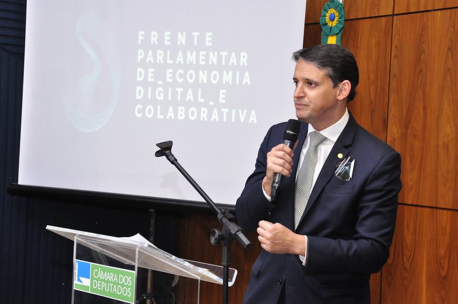 O deputado federal Thiago Peixoto (PSD-GO) usou as redes sociais neste sábado (24) para chamar a atenção para a votação, na semana que vem, de uma proposta que pode inviabilizar a atuação, no Brasil, de aplicativos de mobilidade como Uber, Cabify e 99; a depender do resultado, seriam prejudicados mais de 500 mil motoristas parceiros e 20 milhões de usuários dos serviços; o parlamentar sugeriu que as pessoas se mobilizem e procurem seus representantes na Câmara dos Deputados para defender o direito de escolha sobre a forma como a pessoa quer se locomover pelas cidades (Foto: José Barbacena) O deputado federal Thiago Peixoto (PSD-GO) usou as redes sociais neste sábado (24) para chamar a atenção para a votação, na semana que vem, de uma proposta que pode inviabilizar a atuação, no Brasil, de aplicativos de mobilidade como Uber, Cabify e 99; a depender do resultado, seriam prejudicados mais de 500 mil motoristas parceiros e 20 milhões de usuários dos serviços; o parlamentar sugeriu que as pessoas se mobilizem e procurem seus representantes na Câmara dos Deputados para defender o direito de escolha sobre a forma como a pessoa quer se locomover pelas cidades