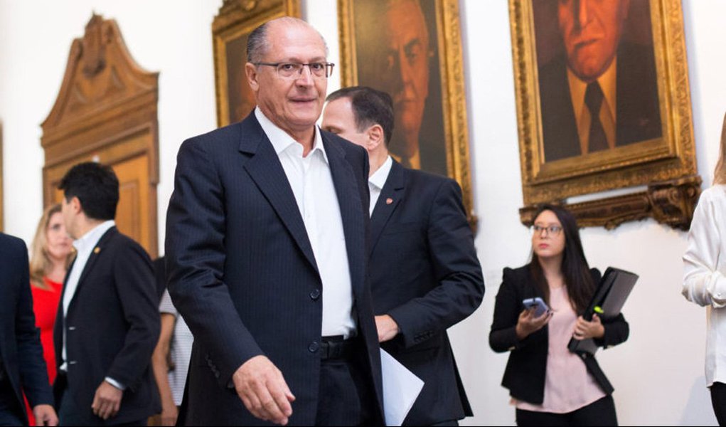 Cogitado pelo PSDB como candidato à presidência da República, o governador de São Paulo, Geraldo Alckmin, afirmou que decidirá sobre a sucessão para o executivo estadual somente nas convenções partidárias; o tucano também disse não estar definido o apoio da legenda tucana ao vice-governador Márcio França (PSB); Alckmin terá a difícil missão de explicar para a população o apoio a reformas do governo de Michel Temer, que tem o PSDB como seu principal aliado (Foto: Leonardo Lucena) Cogitado pelo PSDB como candidato à presidência da República, o governador de São Paulo, Geraldo Alckmin, afirmou que decidirá sobre a sucessão para o executivo estadual somente nas convenções partidárias; o tucano também disse não estar definido o apoio da legenda tucana ao vice-governador Márcio França (PSB); Alckmin terá a difícil missão de explicar para a população o apoio a reformas do governo de Michel Temer, que tem o PSDB como seu principal aliado