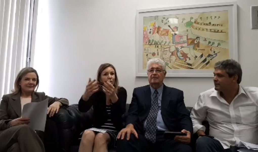 Parlamentares da oposição ao governo de Michel Temer entraram com uma ação popular na Justiça Federal do Distrito Federal contra o acordo firmado pela Petrobras com acionistas estrangeiros; a estatal pretende pagar R$ 9,6 bilhões àqueles que compraram ações da empresa no mercado imobiliário americano e entraram com ação coletiva em uma Corte de Nova York (EUA) para compensar supostos prejuízos; “É, portanto, um acordo que sangra a Petrobras e o patrimônio nacional, em favor de especuladores estrangeiros. E isso já seria suficiente para pugnar por sua ilegalidade. Ou seja, o acordo não indeniza quem sofreu o dano, mas quem dele se aproveitou”, diz a peça da oposição (Foto: Leonardo Lucena) Parlamentares da oposição ao governo de Michel Temer entraram com uma ação popular na Justiça Federal do Distrito Federal contra o acordo firmado pela Petrobras com acionistas estrangeiros; a estatal pretende pagar R$ 9,6 bilhões àqueles que compraram ações da empresa no mercado imobiliário americano e entraram com ação coletiva em uma Corte de Nova York (EUA) para compensar supostos prejuízos; “É, portanto, um acordo que sangra a Petrobras e o patrimônio nacional, em favor de especuladores estrangeiros. E isso já seria suficiente para pugnar por sua ilegalidade. Ou seja, o acordo não indeniza quem sofreu o dano, mas quem dele se aproveitou”, diz a peça da oposição