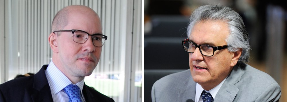 Demóstenes Torres, que teve o mandato cassado após a Polícia Federal denunciar sua relação com o bicheiro Carlinhos Cachoeira, tenta voltar ao Senado e pode ser uma dor de cabeça para o senador de Goiás Ronaldo Caiado; ele vem anunciando ter munição de sobra contra o parlamentar do DEM (Foto: Gisele Federicce) Demóstenes Torres, que teve o mandato cassado após a Polícia Federal denunciar sua relação com o bicheiro Carlinhos Cachoeira, tenta voltar ao Senado e pode ser uma dor de cabeça para o senador de Goiás Ronaldo Caiado; ele vem anunciando ter munição de sobra contra o parlamentar do DEM
