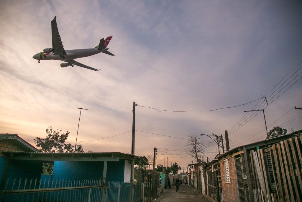 Licença ambiental para ampliação da pista do aeroporto da capital gaúcha foi emitida nesta quinta-feira (11); de acordo com o documento, a empresa Fraport Brasil – Porto Alegre, que assumiu a administração do aeroporto, irá desapropriar o terreno onde se localiza a Vila Dique; a empresa propôs um plano de remoção dessas famílias (Foto: Charles Nisz) Licença ambiental para ampliação da pista do aeroporto da capital gaúcha foi emitida nesta quinta-feira (11); de acordo com o documento, a empresa Fraport Brasil – Porto Alegre, que assumiu a administração do aeroporto, irá desapropriar o terreno onde se localiza a Vila Dique; a empresa propôs um plano de remoção dessas famílias