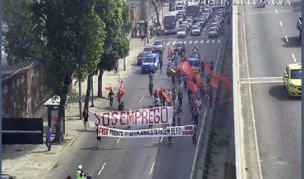 Manifestação de trabalhadores com salários atrasados interditou por volta das 7h da manhã desta quarta (7) os dois sentidos da Avenida Brasil, altura de Ramos, perto da saída da Ilha do Governador, zona norte do Rio de Janeiro. funcionários das obras do BRT Transoeste fecharam as pistas protestando contra o atraso no pagamento de salários, o que levou caos ao trânsito (Foto: Charles Nisz) Manifestação de trabalhadores com salários atrasados interditou por volta das 7h da manhã desta quarta (7) os dois sentidos da Avenida Brasil, altura de Ramos, perto da saída da Ilha do Governador, zona norte do Rio de Janeiro. funcionários das obras do BRT Transoeste fecharam as pistas protestando contra o atraso no pagamento de salários, o que levou caos ao trânsito