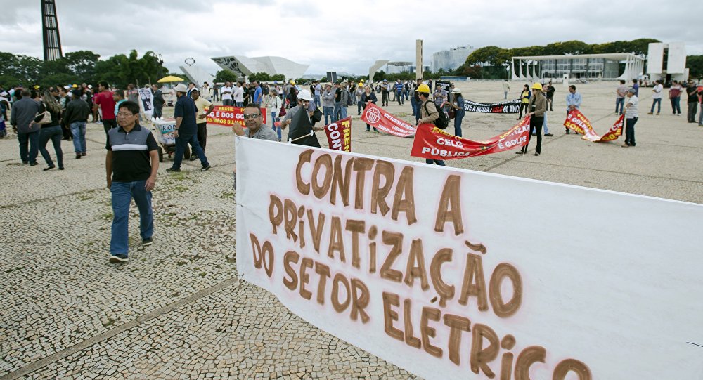 A venda de seis distribuidoras da Eletrobras no Norte e Nordeste vai não apenas encarecer as tarifas de energia como, a médio prazo, oferece o risco de as empresas serem devolvidas ao governo, como já aconteceu no Pará e em Mato Grosso. A opinião é de Fernando Pereira, secretário de Energia da Federação Nacional dos Urbanitários (FNU). Confira sua entrevista à Sputnik (Foto: Gisele Federicce) A venda de seis distribuidoras da Eletrobras no Norte e Nordeste vai não apenas encarecer as tarifas de energia como, a médio prazo, oferece o risco de as empresas serem devolvidas ao governo, como já aconteceu no Pará e em Mato Grosso. A opinião é de Fernando Pereira, secretário de Energia da Federação Nacional dos Urbanitários (FNU). Confira sua entrevista à Sputnik