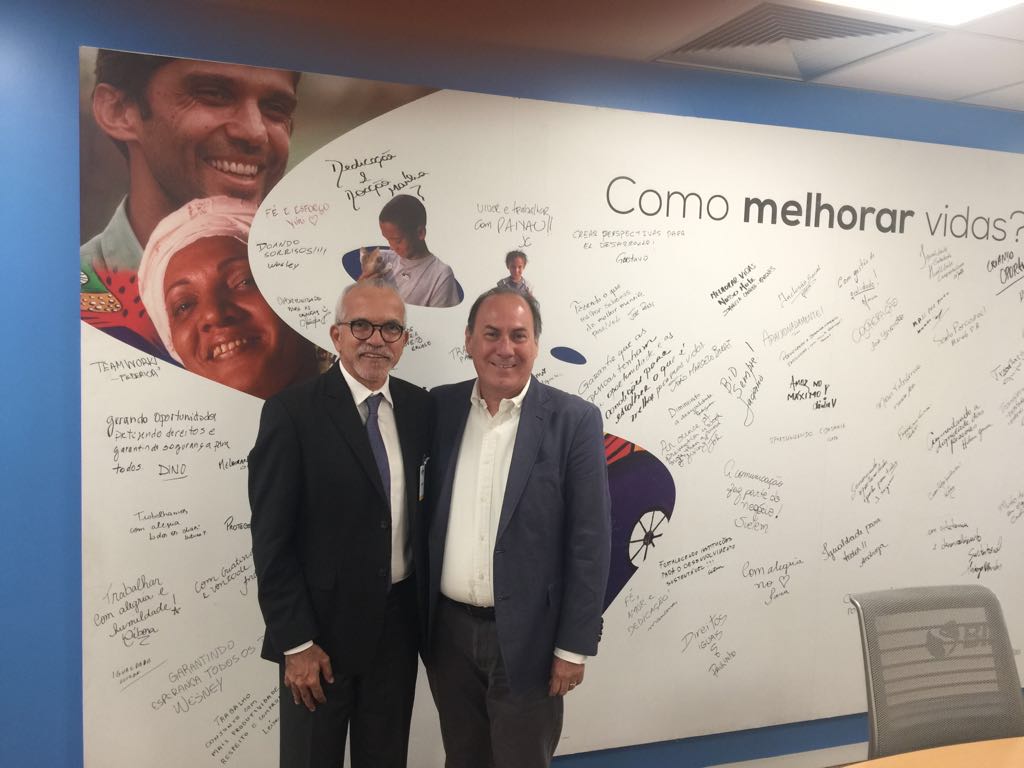 O prefeito de Aracaju, Edvaldo Nogueira (PCdoB), se reuniu, em Brasília, com o representante do Banco Interamericano de Desenvolvimento (BID), Hugo Flórez, para tratar do pedido de empréstimo de 75 milhões de dólares, na manhã desta terça-feira (23); se liberada, a verba será utilizada para construção de uma nova avenida na Zona Norte da capital, e obras de caráter social (Foto: Charles Nisz) O prefeito de Aracaju, Edvaldo Nogueira (PCdoB), se reuniu, em Brasília, com o representante do Banco Interamericano de Desenvolvimento (BID), Hugo Flórez, para tratar do pedido de empréstimo de 75 milhões de dólares, na manhã desta terça-feira (23); se liberada, a verba será utilizada para construção de uma nova avenida na Zona Norte da capital, e obras de caráter social