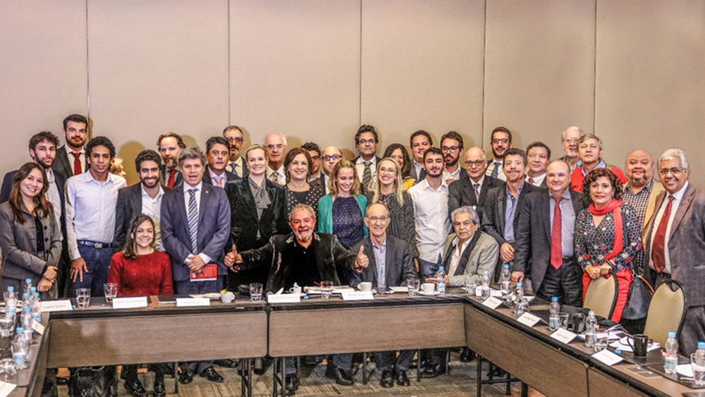 Juristas de todo o Brasil divulgaram uma carta aberta, redigida em cinco idiomas, na qual denunciam a ocorrência do fenômeno do lawfare e o uso de normas processuais de “exceção” por setores do Sistema de Justiça no Brasil; "Fazem-no, especialmente, para atacar a figura do Presidente Lula, visando anular sua participação no próximo pleito presidencial", diz o documento, assinado por mais de 600 profissionais; "Com cumplicidade de parte do Poder Judiciário, o Sistema de Justiça, não apenas em relação a Lula, mas especialmente em razão dele, tem sufocado o direito à ampla defesa, tratando-o de forma desigual e discriminatória e criado normas processuais de 'exceção' contra ele e vários investigados e processados, típico 'lawfare', subordinado ao processo eleitoral" (Foto: Aquiles Lins) Juristas de todo o Brasil divulgaram uma carta aberta, redigida em cinco idiomas, na qual denunciam a ocorrência do fenômeno do lawfare e o uso de normas processuais de “exceção” por setores do Sistema de Justiça no Brasil; "Fazem-no, especialmente, para atacar a figura do Presidente Lula, visando anular sua participação no próximo pleito presidencial", diz o documento, assinado por mais de 600 profissionais; "Com cumplicidade de parte do Poder Judiciário, o Sistema de Justiça, não apenas em relação a Lula, mas especialmente em razão dele, tem sufocado o direito à ampla defesa, tratando-o de forma desigual e discriminatória e criado normas processuais de 'exceção' contra ele e vários investigados e processados, típico 'lawfare', subordinado ao processo eleitoral"