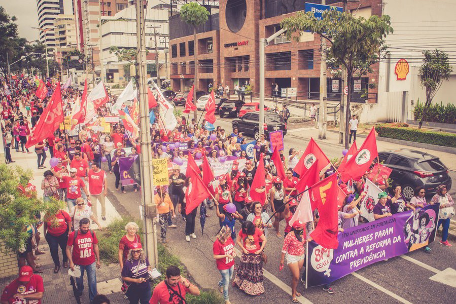 Os movimentos de mulheres do Ceará estão se organizando para programar as atividades do 8 de Março, Dia Internacional a Mulher. As diversas entidades que reúnem as militantes do movimento feminista estão se reunindo para definir a programação e os eixos de luta. A ideia é que haja, à exemplo de 2017, uma ação unificada para denunciar os retrocessos nos direitos das mulheres, após o golpe de 2016, com a aprovação da reforma trabalhista e a iminência da aprovação da reforma da previdência. A defesa da democracia também está na agenda dos movimentos (Foto: Fatima 247) Os movimentos de mulheres do Ceará estão se organizando para programar as atividades do 8 de Março, Dia Internacional a Mulher. As diversas entidades que reúnem as militantes do movimento feminista estão se reunindo para definir a programação e os eixos de luta. A ideia é que haja, à exemplo de 2017, uma ação unificada para denunciar os retrocessos nos direitos das mulheres, após o golpe de 2016, com a aprovação da reforma trabalhista e a iminência da aprovação da reforma da previdência. A defesa da democracia também está na agenda dos movimentos