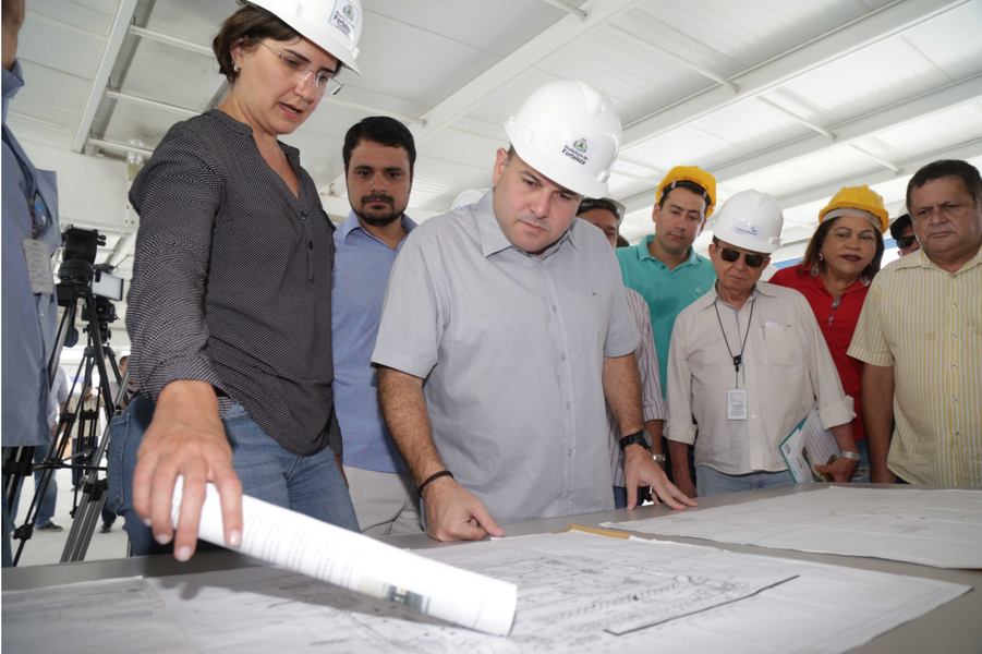 O novo Terminal da Messejana deve começar a operar em fase experimental até o início de fevereiro, anunciou nesta terça (9) o prefeito Roberto Cláudio (PDT). Orçado em R$ 17,6 milhões, o equipamento terá 70% de espaço a mais que o anterior, saindo de 4 mil m² para 6,8 mil m² de área construída. “Além da infraestrutura ampliada, moderna e acessível, o Novo Terminal contará com wi-fi e telas com GPS mostrando os horários de chegada dos ônibus. Os usuários terão acesso a serviços como Central de Medicamentos, Bicicletar e boxes de comércio. E o binário Jornalista Tomaz Coelho já estará funcionando", afirmou (Foto: Rodrigo Rocha) O novo Terminal da Messejana deve começar a operar em fase experimental até o início de fevereiro, anunciou nesta terça (9) o prefeito Roberto Cláudio (PDT). Orçado em R$ 17,6 milhões, o equipamento terá 70% de espaço a mais que o anterior, saindo de 4 mil m² para 6,8 mil m² de área construída. “Além da infraestrutura ampliada, moderna e acessível, o Novo Terminal contará com wi-fi e telas com GPS mostrando os horários de chegada dos ônibus. Os usuários terão acesso a serviços como Central de Medicamentos, Bicicletar e boxes de comércio. E o binário Jornalista Tomaz Coelho já estará funcionando", afirmou