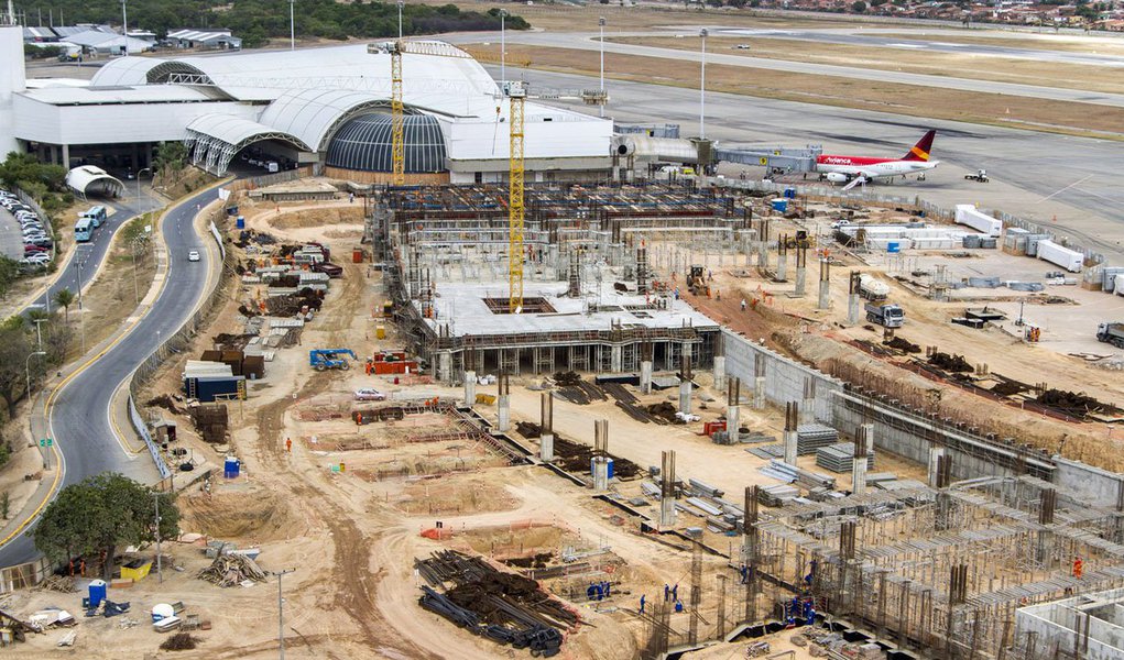 Os motivos alegados pela Fraport Brasil- Fortaleza, concessionária do aeroporto da capital cearense são, além é uma disputa judicial com a Infraero, a espera por um empréstimo junto ao Banco do Nordeste (BNB); cinco processos sobre as obras de expansão do aeroporto correm na 14.ª Vara da Justiça Federal do Distrito Federal, (Foto: Voney Malta) Os motivos alegados pela Fraport Brasil- Fortaleza, concessionária do aeroporto da capital cearense são, além é uma disputa judicial com a Infraero, a espera por um empréstimo junto ao Banco do Nordeste (BNB); cinco processos sobre as obras de expansão do aeroporto correm na 14.ª Vara da Justiça Federal do Distrito Federal,