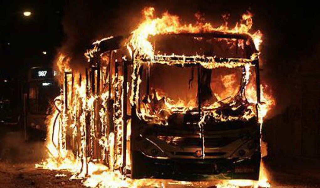 A deputada estadual Tereza Leitão (PT) lamentou o aumento das passagens de ônibus no Recife e anunciou que faria um pedido de CPI dos Transportes Públicos, caso o aumento seja aprovado; a parlamentar prometeu a criação de uma CPI na Assembleia Estadual para investigar irregularidades na gestão do setor de transporte (Foto: Charles Nisz) A deputada estadual Tereza Leitão (PT) lamentou o aumento das passagens de ônibus no Recife e anunciou que faria um pedido de CPI dos Transportes Públicos, caso o aumento seja aprovado; a parlamentar prometeu a criação de uma CPI na Assembleia Estadual para investigar irregularidades na gestão do setor de transporte