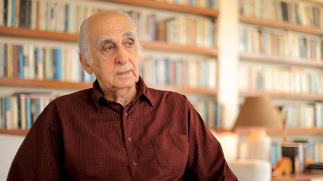 O jornalista e escritor Zuenir Ventura criticou o avanço do conservadorismo no Brasil e no mundo; "No Brasil, ninguém se dizia de direita, porque tinha vergonha de ser direita. Agora vivemos a época em que o conservadorismo está mais visível, nunca o conservadorismo foi tão despudorado. Acabar com o comunismo no Brasil foi fácil, o problema hoje é acabar com o anticomunismo. Temos militância anticomunista como se o comunismo não tivesse acabado há muito tempo", diz o autor do best-seller "1968, O Ano que Não Terminou" (Foto: Aquiles Lins) O jornalista e escritor Zuenir Ventura criticou o avanço do conservadorismo no Brasil e no mundo; "No Brasil, ninguém se dizia de direita, porque tinha vergonha de ser direita. Agora vivemos a época em que o conservadorismo está mais visível, nunca o conservadorismo foi tão despudorado. Acabar com o comunismo no Brasil foi fácil, o problema hoje é acabar com o anticomunismo. Temos militância anticomunista como se o comunismo não tivesse acabado há muito tempo", diz o autor do best-seller "1968, O Ano que Não Terminou"