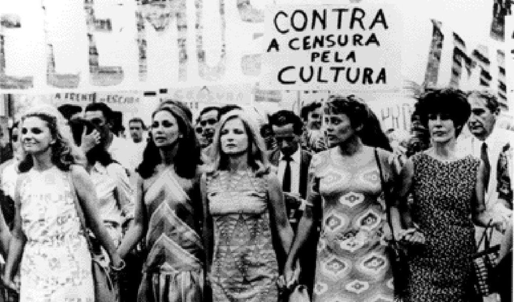 Caminhar para a liberdade não é o mesmo que estar liberto. Podíamos morrer sob tortura a qualquer instante. No entanto, seria clara possibilidade não nos abrir um campo de libertinagem, que confundíamos com a visão das belas coxas da dirigente. Estas nós não víamos. Quero dizer, sobre ela jamais comentamos, que nosso senso de loucura não chegava a tanto (Foto: Urariano Mota) Caminhar para a liberdade não é o mesmo que estar liberto. Podíamos morrer sob tortura a qualquer instante. No entanto, seria clara possibilidade não nos abrir um campo de libertinagem, que confundíamos com a visão das belas coxas da dirigente. Estas nós não víamos. Quero dizer, sobre ela jamais comentamos, que nosso senso de loucura não chegava a tanto