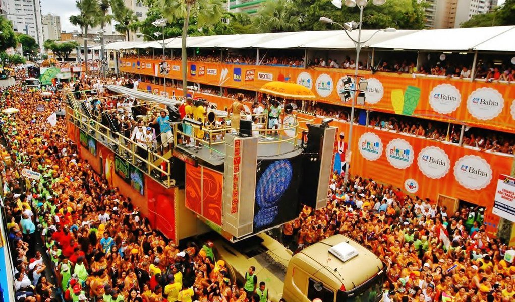 Uma das folias mais aguardadas e festejadas do Brasil, o Carnaval de Salvador deverá receber 770 mil turistas neste ano; de acordo com a prefeitura da cidade, 400 mil devem ser oriundos do interior, 300 mil de outros estados, com destaque para pessoas vindas do Rio de Janeiro, de São Paulo, Pernambuco, Sergipe e de Minas Gerais, e 70 mil de outros países, principalmente Argentina, França, Chile, Alemanha e Uruguai (Foto: Paulo Emílio) Uma das folias mais aguardadas e festejadas do Brasil, o Carnaval de Salvador deverá receber 770 mil turistas neste ano; de acordo com a prefeitura da cidade, 400 mil devem ser oriundos do interior, 300 mil de outros estados, com destaque para pessoas vindas do Rio de Janeiro, de São Paulo, Pernambuco, Sergipe e de Minas Gerais, e 70 mil de outros países, principalmente Argentina, França, Chile, Alemanha e Uruguai