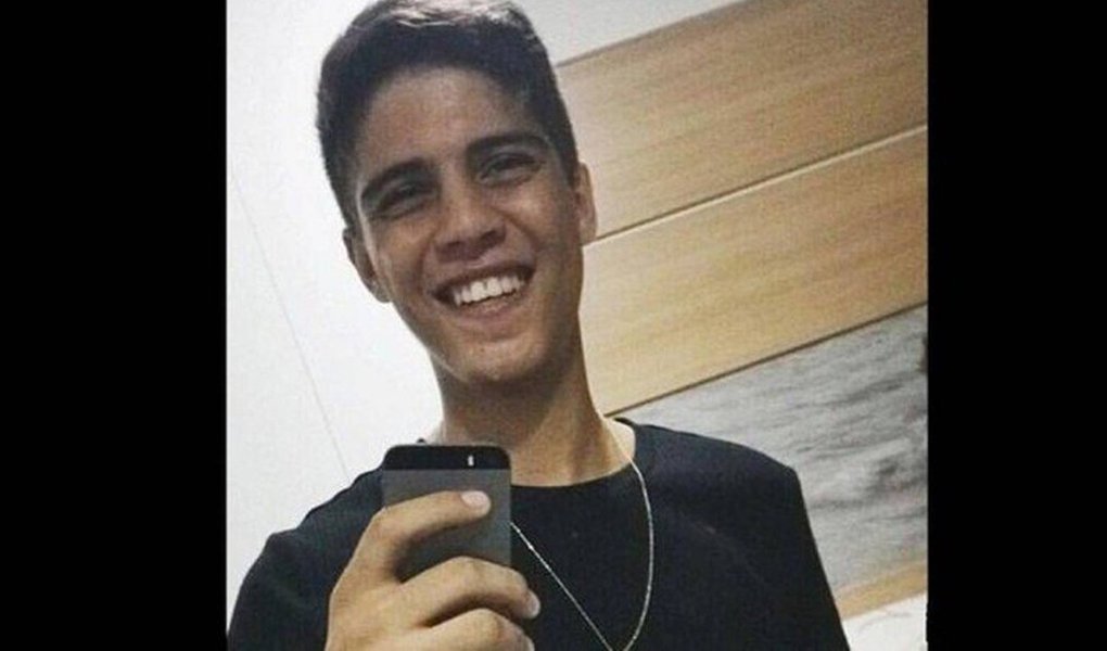 Morreu a terceira e última vítima da queda do Globocop, no dia 23 de janeiro, no bairro de Brasília Teimosa, na Zona Sul do Recife; Miguel Brendo Pontes Simões, de 21 anos, estava internado no Hospital da Restauração, no bairro do Derby, na área Central da capital pernambucana, desde o dia do acidente, quando o helicóptero caiu no mar; além de Miguel, outras duas pessoas morreram (Foto: Leonardo Lucena) Morreu a terceira e última vítima da queda do Globocop, no dia 23 de janeiro, no bairro de Brasília Teimosa, na Zona Sul do Recife; Miguel Brendo Pontes Simões, de 21 anos, estava internado no Hospital da Restauração, no bairro do Derby, na área Central da capital pernambucana, desde o dia do acidente, quando o helicóptero caiu no mar; além de Miguel, outras duas pessoas morreram