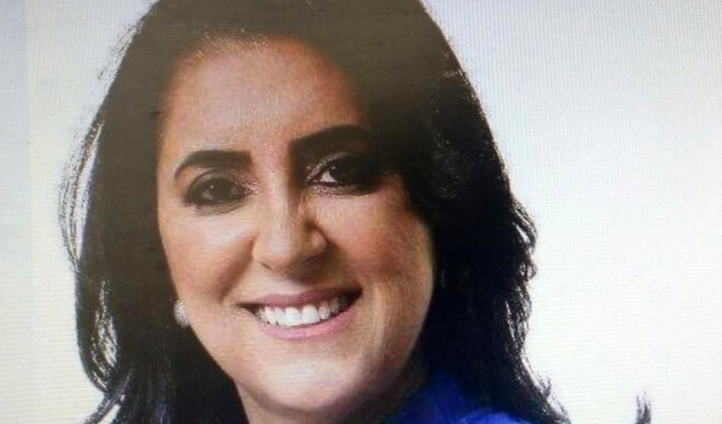 A Vara das Fazendas Públicas da comarca de Mozarlândia, em Goiás, afastou, por 180 dias, Márcia Bernardino de Souza Rezende, prefeita de Araguapaz; ela é suspeita de entregar a administração do município ao marido e ex-prefeito do município, José Segundo Rezende Júnior; liminar também proibiu o marido de Márcia de entrar no prédio da prefeitura e bloqueou R$ 50 mil em bens que estão em nome do casal (Foto: Voney Malta) A Vara das Fazendas Públicas da comarca de Mozarlândia, em Goiás, afastou, por 180 dias, Márcia Bernardino de Souza Rezende, prefeita de Araguapaz; ela é suspeita de entregar a administração do município ao marido e ex-prefeito do município, José Segundo Rezende Júnior; liminar também proibiu o marido de Márcia de entrar no prédio da prefeitura e bloqueou R$ 50 mil em bens que estão em nome do casal