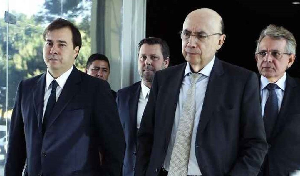 Ministro da Fazenda, Henrique Meirelles, rebateu as críticas feitas pelo presidente da Câmara e presidenciável, Rodrigo Maia (DEM-RJ), de que estaria com um pé no Ministério da Fazenda e outro na campanha eleitoral para a Presidência da República; "Não estou centrado nisso (em ser candidato) agora", disse; O que não gosto é de ficar gastando tempo pensando numa situação que pode atrapalhar o meu trabalho hoje. Minha ideia é estar concentrado no meu trabalho. Todos podem ficar tranquilos em relação a isso. Quando chegar a hora, eu tomarei a decisão", completou (Foto: Paulo Emílio) Ministro da Fazenda, Henrique Meirelles, rebateu as críticas feitas pelo presidente da Câmara e presidenciável, Rodrigo Maia (DEM-RJ), de que estaria com um pé no Ministério da Fazenda e outro na campanha eleitoral para a Presidência da República; "Não estou centrado nisso (em ser candidato) agora", disse; O que não gosto é de ficar gastando tempo pensando numa situação que pode atrapalhar o meu trabalho hoje. Minha ideia é estar concentrado no meu trabalho. Todos podem ficar tranquilos em relação a isso. Quando chegar a hora, eu tomarei a decisão", completou