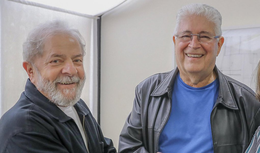A informação de que os diretórios regionais do PMDB do Paraná, Santa Catarina e Rio Grande do Sul se preparam para apoiar Lula, no dia 24, em Porto Alegre, no julgamento, controvertido, contestado, internacionalmente, do triplex do Guarujá, armação de Moro, para inviabilizar candidatura dele à presidência da República, em 2018, mostra que o ex-presidente implode o PMDB/MDB (Foto: César Fonseca) www.brasil247.com - A informação de que os diretórios regionais do PMDB do Paraná, Santa Catarina e Rio Grande do Sul se preparam para apoiar Lula, no dia 24, em Porto Alegre, no julgamento, controvertido, contestado, internacionalmente, do triplex do Guarujá, armação de Moro, para inviabilizar candidatura dele à presidência da República, em 2018, mostra que o ex-presidente implode o PMDB/MDB